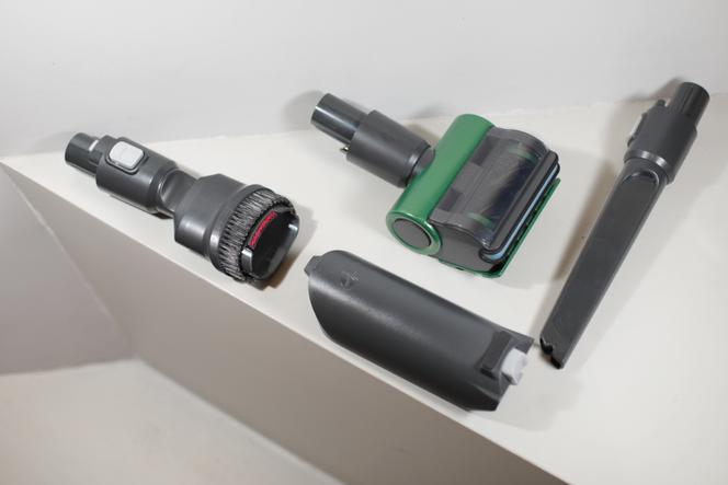 Avec le modèle HF920P, Hoover fournit une panoplie complète d’accessoires : un suceur plat deux-en-un avec brossette, une mini turbo-brosse équipée d’une rangée de Leds, un suceur long et une précieuse seconde batterie. 