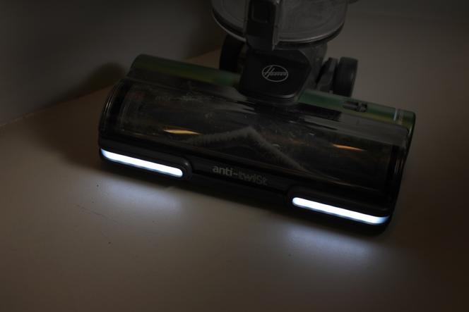  La brosse principale du Hoover HF9 est agrémentée de deux rangées de Leds. Elle procure un éclairage plus puissant que celle du Dreame R10. 