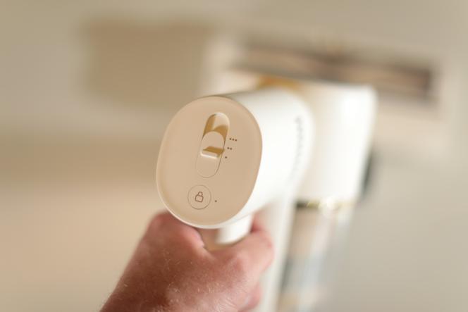 Le panneau de commande du Dreame R10 est assez basique et dépourvu d’écran. Un simple bouton poussoir assure le choix du niveau de puissance. Pratique, le petit bouton portant l’icône d’un cadenas permet de verrouiller l’aspiration, ce qui évite d’avoir à presser la gâchette constamment. 