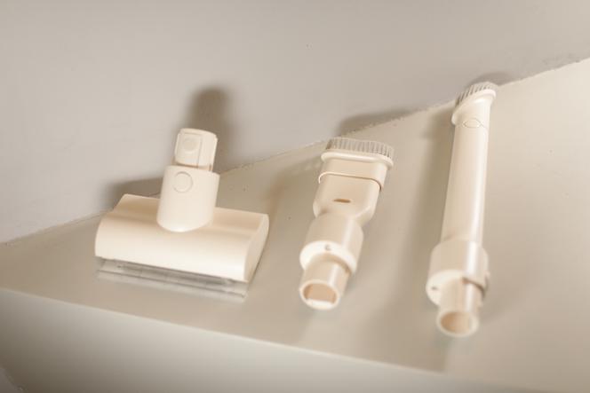 Malgré son petit prix, le Dreame R10 est livré avec plusieurs accessoires en plus de sa brosse principale pour les sols : une mini turbo-brosse motorisée, un suceur plat deux-en-un avec embout plat et brossette et enfin un suceur long extensible prolongé par une brossette fine.
