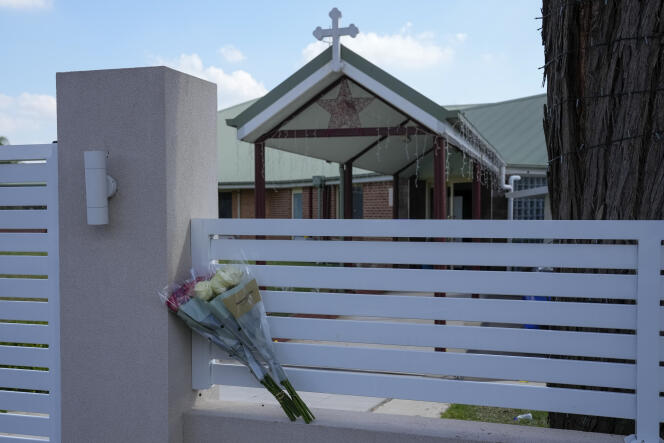 Se colocan flores frente a la Iglesia de Cristo el Buen Pastor en Wakeley, un suburbio occidental de Sydney, Australia, el 16 de abril de 2024, después de que un ataque con cuchillo dejara una persona muerta.