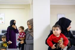 Des réfugiés syriens au centre de santé pour migrants de Makam, à Sanliurfa (Turquie), le 17 octobre 2023.
