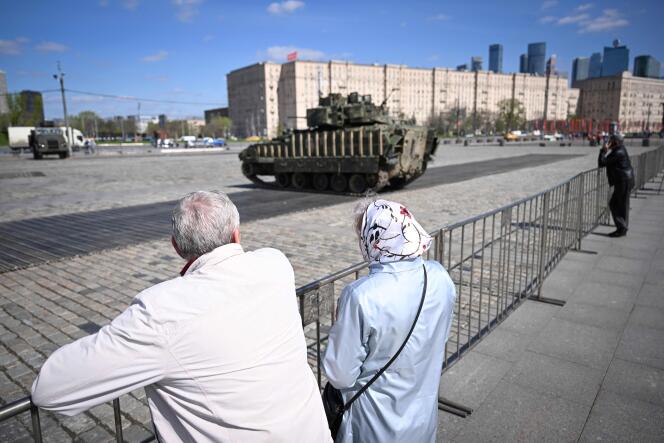 Un véhicule de combat d’infanterie Bradley qui aurait été, selon le ministère russe de la défense, « capturé par des militaires russes » en Ukraine, exposé au parc de la Victoire, à Moscou, le 24 avril 2024. 