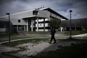Une étudiante sur le campus de l’université Bordeaux-Montaigne, à Pessac (Gironde), le 16 avril 2024. 