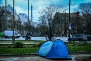 Une tente de sans-abri, à proximité de l’avenue des Champs-Elysées, le 11 mars 2024, à Paris. 