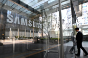 Un homme devant le logo Samsung d’un bâtiment de la société à Séoul, le 5 avril. 