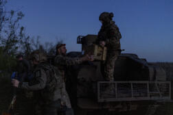 Des soldats ukrainiens près du front à Bakhmout, le 23 avril 2024.