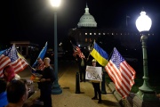 Des partisans de l’Ukraine rassemblés devant le Capitole, à Washington, le 23 avril 2024.