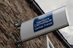 Enseigne du Secours catholique Caritas France en gros plan 16/12/2021 