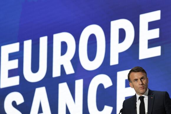 Le président de la République, Emmanuel Macron, prononce son discours sur l’Europe dans le grand amphithéâtre de l’université de la Sorbonne, le 25 avril 2024.
