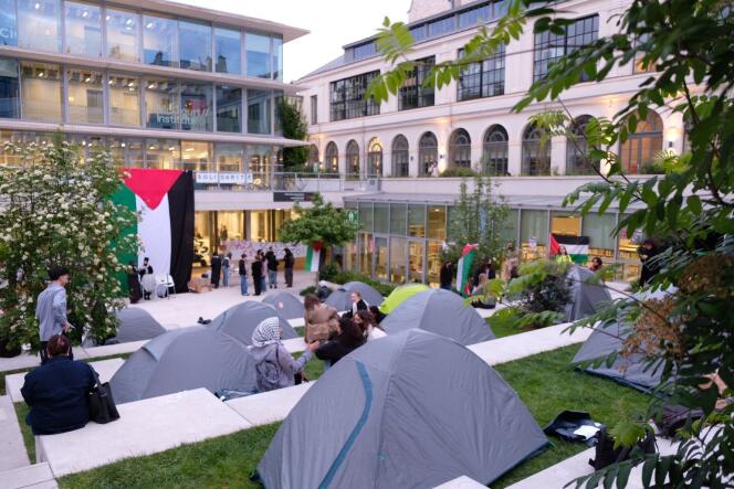 Campement de tentes dans l'enceinte de Sciences Po Paris, lors d'une veillée de soutien aux Gazaouis organisée par les étudiants de l'école, le 24 avril 2024. 