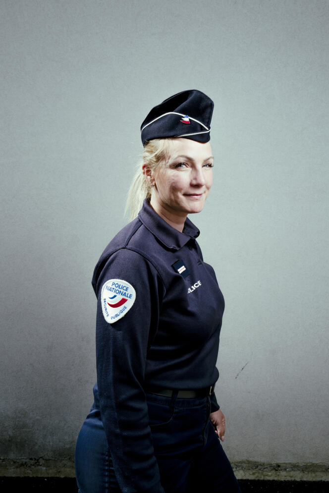 La brigadière-cheffe Sarah Koster, au commissariat de Saint-Brieuc, le 9 avril 2024.