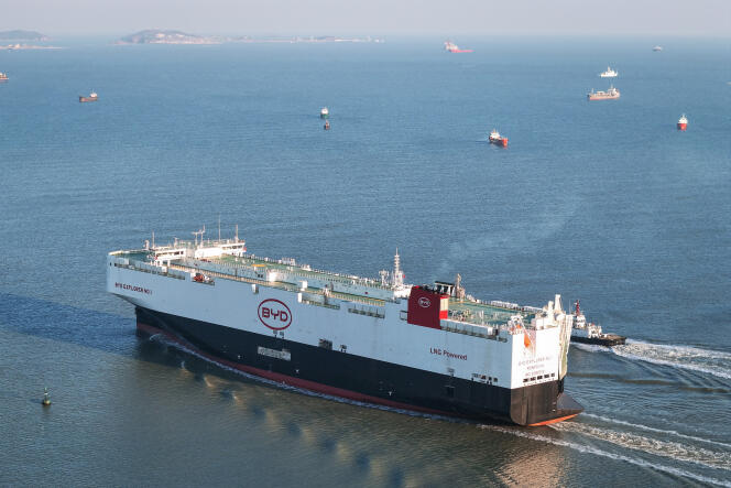 Le « BYD Explorer NO.1 », un navire destiné à l’export des automobiles chinoises, au départ du port de Yantai, dans la province chinoise du Shandong, en Chine, le 10 janvier.