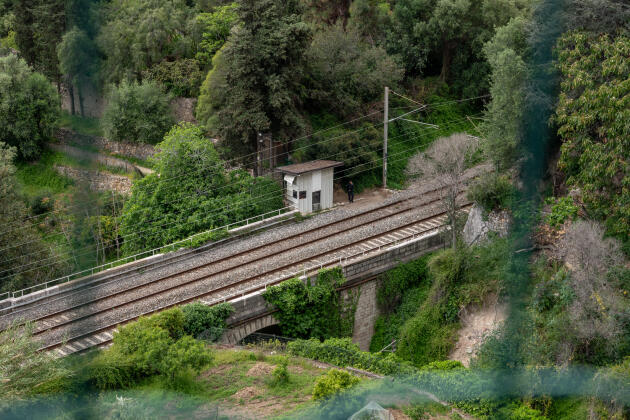 Le poste de contrôle de la police aux frontières installé le long de la voie ferrée qui relie l'Italie à la France, le 23 avril 2024.