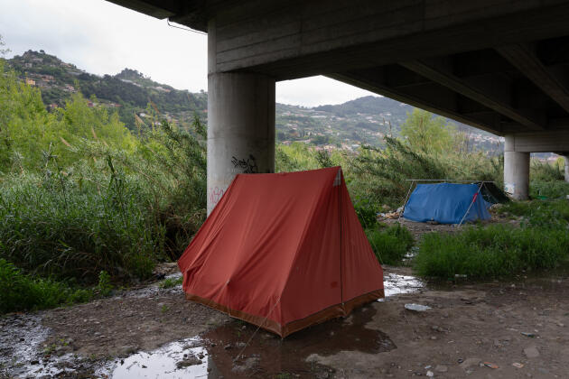 Un campement précaire installé depuis 2016 sous l’autoroute surplombant le fleuve La Roya où dorment des migrants qui n’ont pas les moyens de se loger. A Vintimille (Italie), le 23 avril 2024.