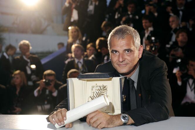 Le réalisateur Laurent Cantet et la Palme d’or qu’il a reçue pour son film « Entre les murs », lors de la cérémonie de clôture du 61e Festival international du film de Cannes, le 25 mai 2008.