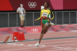 L’athlète jamaïcaine Shericka Jackson, sur la ligne d’arrivée du relais 4 × 100 m des Jeux olympiques de Tokyo, le 6 août 2021 au Japon.