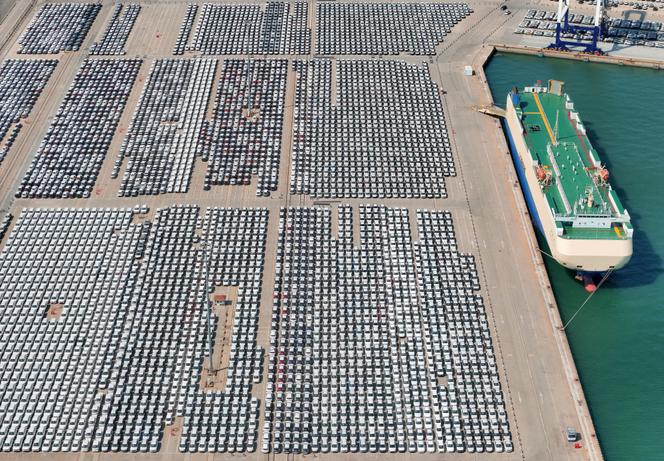 Des milliers de voitures tout juste sorties des usines locales, garées sur les quais du port de Yantai en vue d’être exportées vers les marchés étrangers, dans la province du Shandong (Chine), le 12 avril 2024.