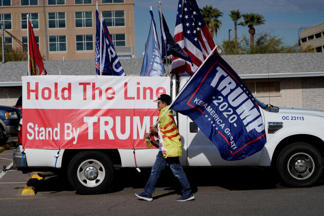 Un partisan de Donald Trump près du Capitole de l'Arizona à Phoenix le 14 décembre 2020, à l'approche de l'élection présidentielle américaine.