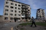 Un habitant devant des immeubles d’habitation détruits, dans le village d’Otcheretyne, dans la région de Donetsk, le 15 avril 2024.