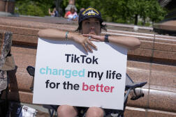 Un créateur de contenu TikTok  manifeste devant le Capitole des États-Unis, à Washington, le 23 avril 2024.