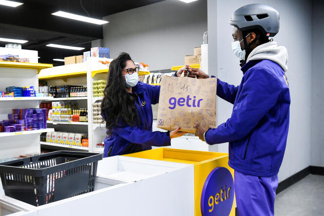 Un coursier prend une commande dans un « dark store » du livreur d’épicerie rapide Getir, à Amsterdam, aux Pays-Bas, le 8 février 2022.