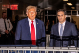 L’ancien président américain Donald Trump et son avocat, Todd Blanche, au sortir du tribunal pénal de Manhattan à New York, le 25 avril 2024.