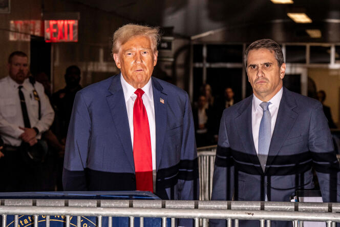 Były prezydent USA Donald Trump i jego prawnik Todd Blanche opuszczają sąd karny na Manhattanie w Nowym Jorku 25 kwietnia 2024 r.