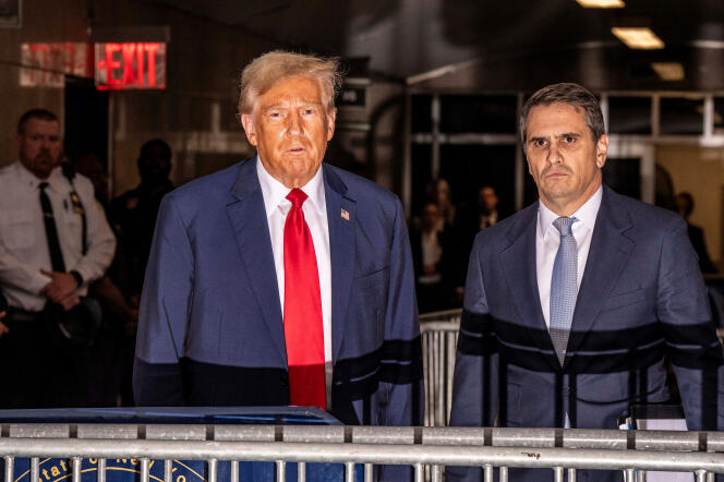 L’ancien président américain Donald Trump et son avocat, Todd Blanche, au sortir du tribunal pénal de Manhattan à New York, le 25 avril 2024.