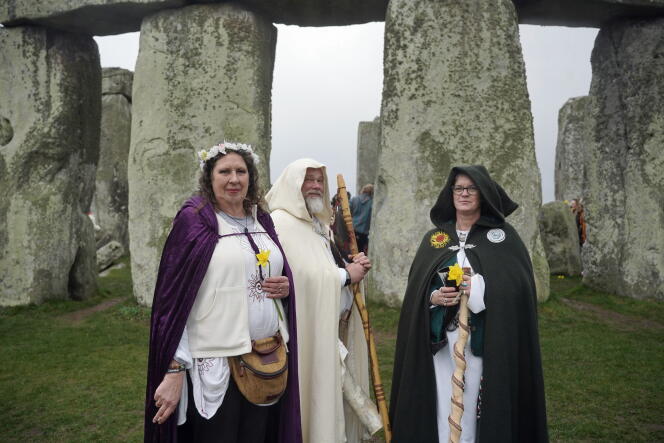 Environ 300 druides et neopaïens se sont réunis le 21 mars 2023 sur le site de Stonehenge, en Angleterre, pour marquer l’équinoxe de printemps. (Photo by Rufus Cox/Getty Images)