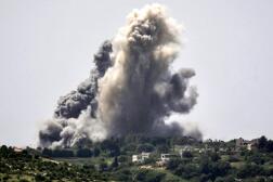 Des panaches de fumée apparaissent après un bombardement israélien sur le village d’Alma al-Shaab dans le sud du Liban, le 25 avril 2024. 
