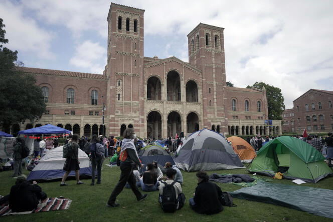 Sur le campus de l’université de Californie à Los Angeles, plus de deux cents étudiants ont installé un mini-village d’une trentaine de tentes barricadé par des palettes et des pancartes, le 25 avril 2024.