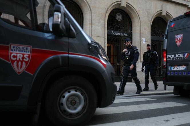 La police anti-émeute monte la garde devant Sciences Po Paris, le 14 mars 2024, après que la préfecture a interdit une manifestation pro-palestinienne.