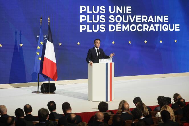 Emmanuel Macron prononce son discours sur l’Europe dans le grand amphithéâtre de l’université de la Sorbonne à Paris, le 25 avril 2024.