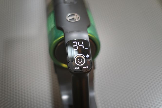 Le Hoover HF9 est équipé d’un écran sur lequel l’autonomie s’affiche de manière précise et bien visible. Sous cet écran se trouvent les trois boutons du panneau de commande, simple mais intuitif : le bouton central pour démarrer/arrêter l’aspiration, le bouton de droite pour choisir le mode (sols durs ou tapis) et celui de gauche pour enclencher l’option turbo.