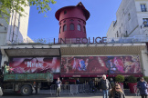 Le cabaret du Moulin-Rouge jeudi 25 avril 2024, à Paris, après la chute dans la nuit des ailes de son moulin.