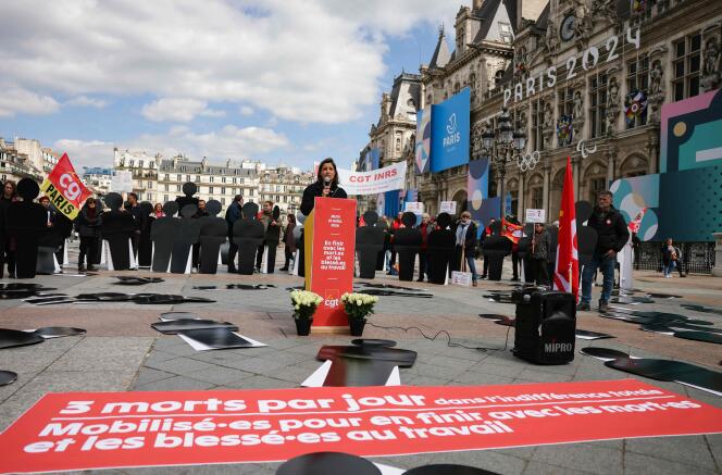 La secrétaire générale de la CGT, Sophie Binet, lors d’une action en hommage aux travailleurs décédés à la suite d’un décès lié au travail, l’Hôtel de Ville de Paris, jeudi 25 avril.