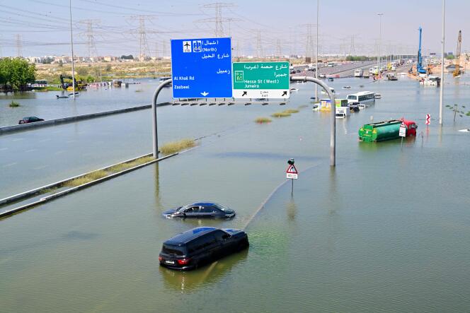 Sur une route inondée à Dubaï suite à de fortes pluies, le 18 avril 2024.