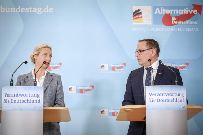 Les codirigeants du parti d’extrême droite AfD, Alice Weidel et Tino Chrupalla, en conférence de presse, après l’arrestation d’un collaborateur de la tête de liste du mouvement aux eurpéennes soupçonné d’espionnage pour le compte de la Chine. Au Bundestag, à Berlin, le 23 avril 2024.