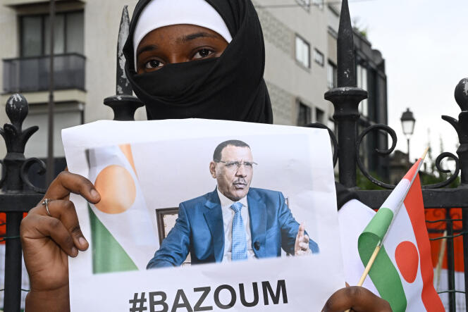 Rassemblement de soutien au président nigérien Mohamed Bazoum, 63 ans, détenu avec son épouse par des putschistes dans sa résidence officielle de Niamey depuis le 26 juillet 2023, lors d’une manifestation devant l’ambassade du Niger, à Paris, le 5 août 2023.