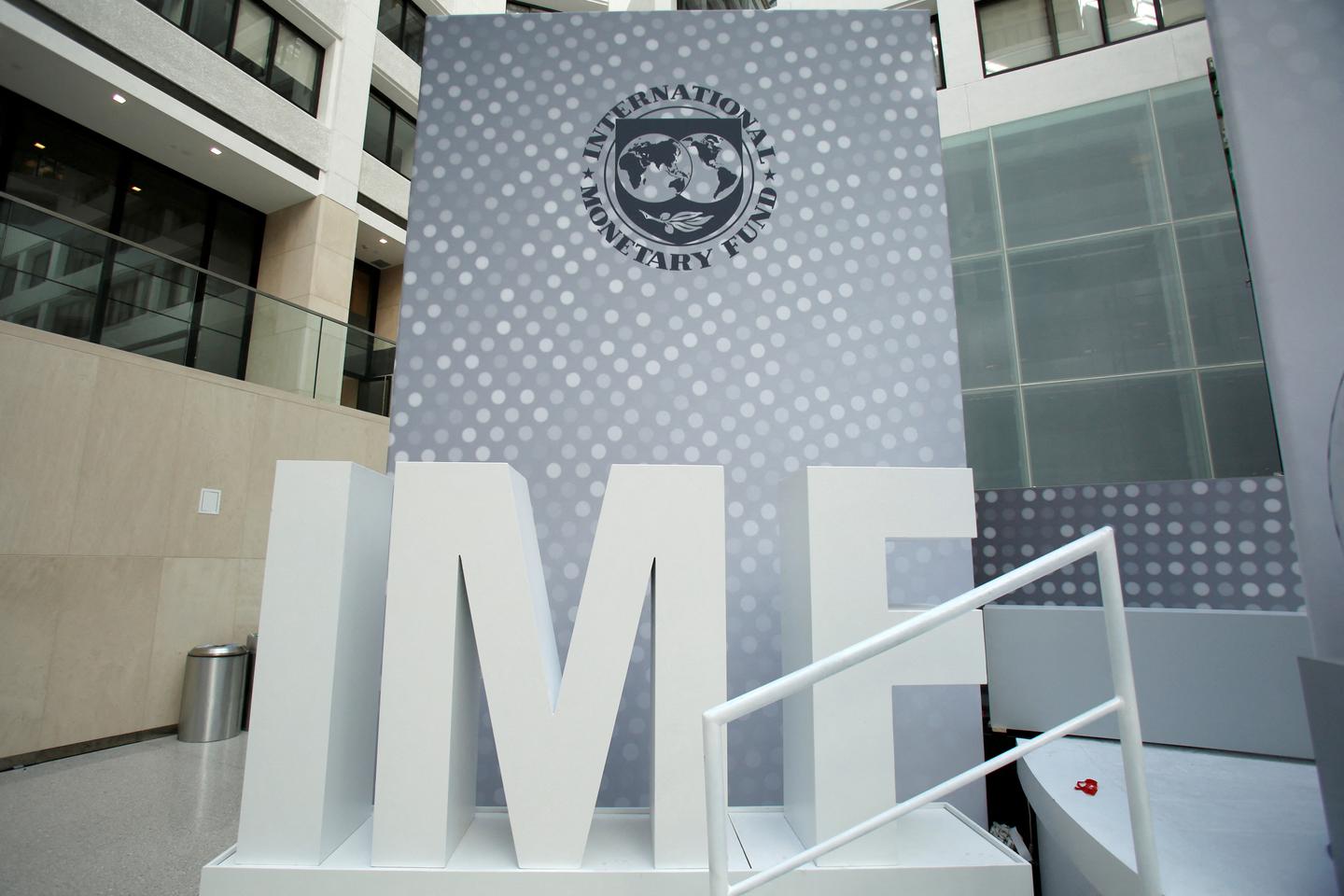 IMF warns France of higher budget deficit than government's forecast
