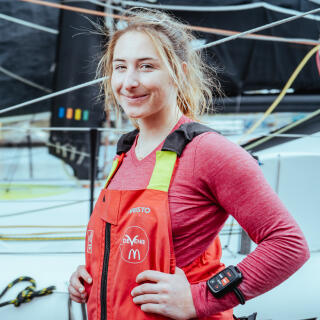 La navigatrice Violette Dorange, 23 ans, devant DeVenir, son monocoque de 18 mètres, le 17 avril 2024, dans le port de Concarneau