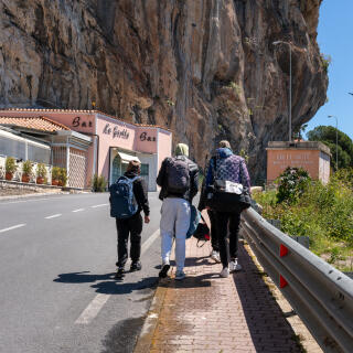 Un groupe de jeunes hommes a tenté de passer clandestinement en France par le train de 7h entre Ventimiglia (IT) et Menton (FR). Ils n'ont pas reussi à passer et sont à présent réadmis en Italie. Ils retenteront plus tard. Le 24 avril 2024 au niveau du poste frontoière entre l'Italie et la France.