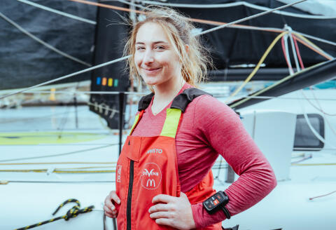 La navigatrice Violette Dorange, 23 ans, devant DeVenir, son monocoque de 18 mètres, le 17 avril 2024, dans le port de Concarneau