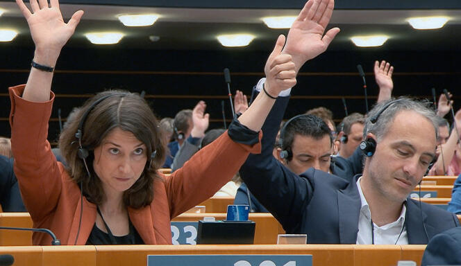 Lara Wolters et Raphaël Glucksmann lors d’un vote au Parlement européen, à Bruxelles. Image extraite du documentaire « Le Compromis. Dans les coulisses du pouvoir », de Fanny Tondre et Yann Ollivier.