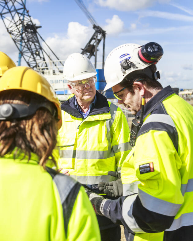 John McNally (de face), patron d’Ineos Project One, sur le chantier Project One, à Anvers (Belgique), le 10 avril 2024.
