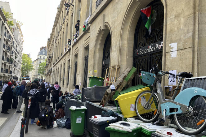 Los contenedores de basura bloquearon la entrada principal de Sciences Po Paris, rue Saint-Guillaume, el viernes 26 de abril por la mañana.