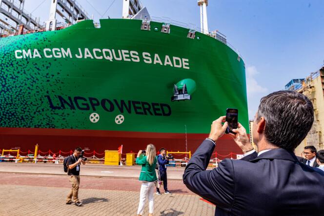 Le premier porte-conteneurs au monde propulsé au gaz naturel liquéfié lors de son lancement, à Shanghai, le 25 septembre 2019.