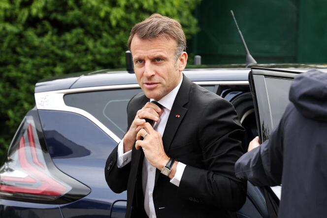 El presidente francés, Emmanuel Macron, llega para visitar la Escuela Europea en Estrasburgo, el 26 de abril de 2024.