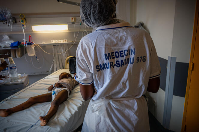 Un jeune patient atteint de diarrhée aiguë, au centre hospitalier de Mayotte, à Mamoudzou, le 24 avril 2024.